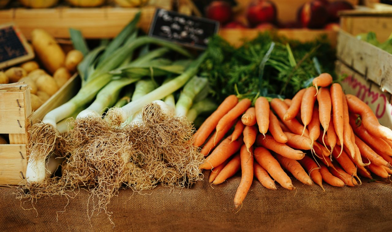 Légumes du marché pour manger sain et pas cher